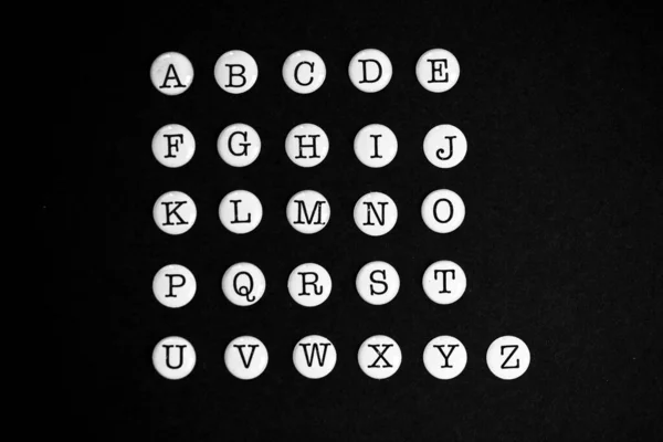 背景に黒のフル英語のアルファベット — ストック写真