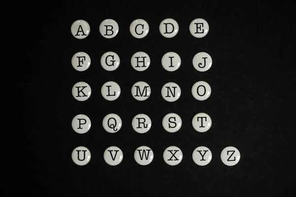 背景に黒のフル英語のアルファベット — ストック写真