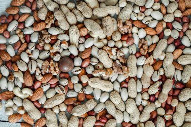 Arka plan badem, ceviz, fındık, fıstık, fındık, fıstık, fındık, fındık, fındık, fındık çeşitleri için çeşitli fındık koleksiyonu. Kurutulmuş meyveli kompozisyon sağlıklı yemek. Organik.