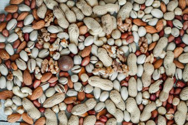 Arka plan badem, ceviz, fındık, fıstık, fındık, fıstık, fındık, fındık, fındık, fındık çeşitleri için çeşitli fındık koleksiyonu. Kurutulmuş meyveli kompozisyon sağlıklı yemek. Organik.