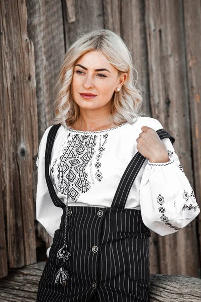 Chica Europea Rubia Traje Popular Rumano Tradicional Con Bordado Folklore —  Fotos de Stock