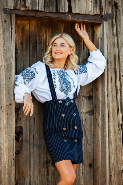 Blond Europeisk Flicka Traditionell Rumänsk Folkdräkt Med Broderi Rumänsk Folklore — Stockfoto