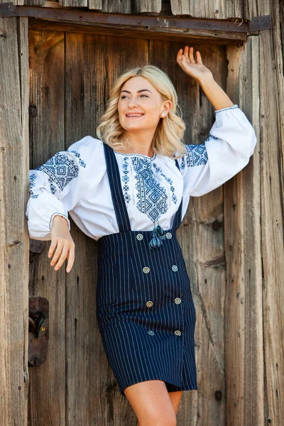 Блондинка Європейка Традиційному Румунському Народному Костюмі Вишивкою Румунський Фольклор — стокове фото