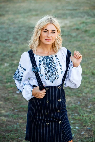 穿着传统罗马尼亚民族服装 绣有刺绣的金发欧洲女孩 罗马尼亚民间文学 — 图库照片