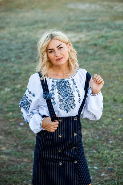 穿着传统罗马尼亚民族服装 绣有刺绣的金发欧洲女孩 罗马尼亚民间文学 — 图库照片