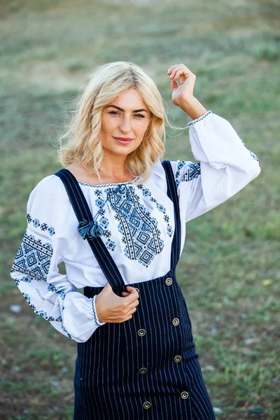 Blond Europees Meisje Traditioneel Roemeens Volkskostuum Met Borduurwerk Roemeense Folklore — Stockfoto