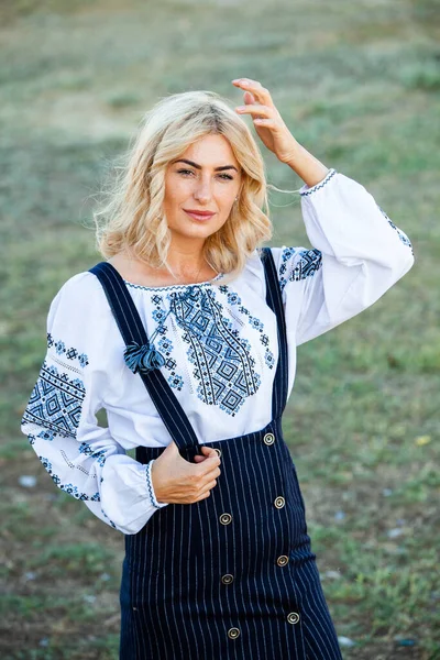 Blondýnka Tradičním Rumunském Lidovém Kostýmu Výšivkou Rumunský Folklór — Stock fotografie