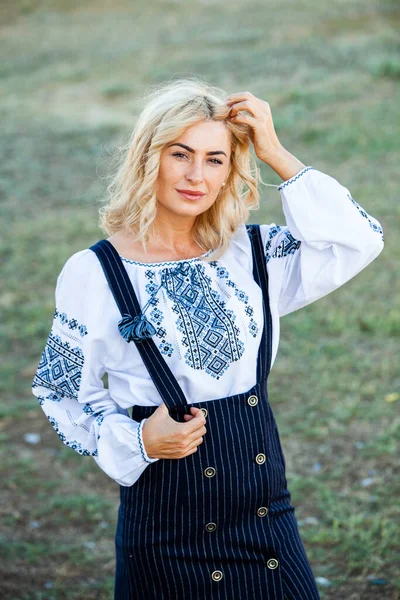 Szőke Európai Lány Hagyományos Román Népviseletben Hímzéssel Román Folklór — Stock Fotó