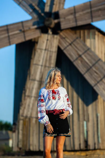Блондинка Європейка Традиційному Румунському Народному Костюмі Вишивкою Румунський Фольклор — стокове фото