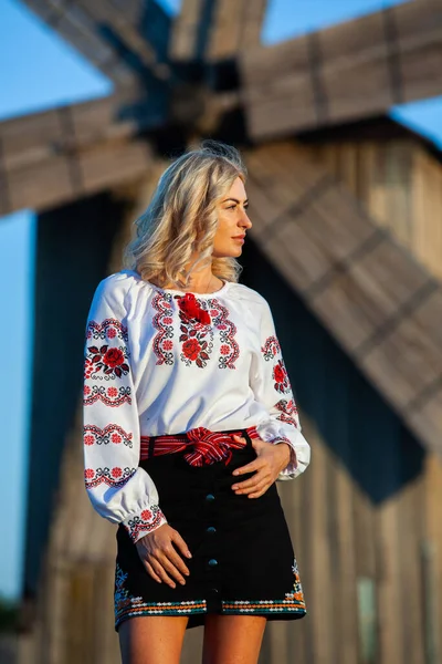 Blondýnka Tradičním Rumunském Lidovém Kostýmu Výšivkou Rumunský Folklór — Stock fotografie