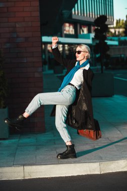 Başarılı İş Kadını Portresi. Sarışın Avrupalı kız. Rus iş kadını. Hippi kız kıyafetleri..