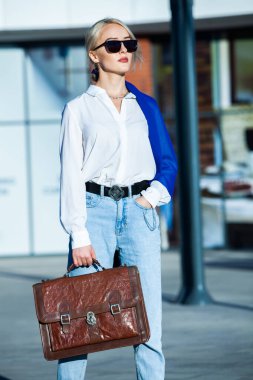 Başarılı İş Kadını Portresi. Sarışın Avrupalı kız. Rus iş kadını. Hippi kız kıyafetleri..