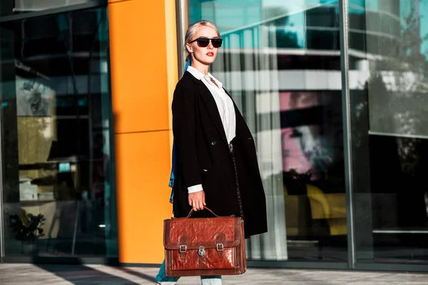 Retrato Una Exitosa Mujer Negocios Chica Rubia Europea Una Mujer — Foto de Stock