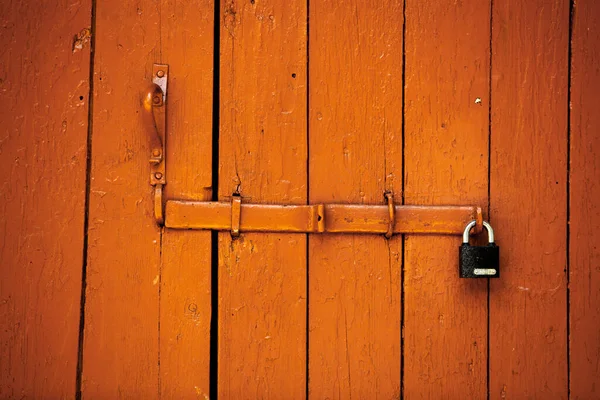 Červená Krásná Tvarovaná Dřevěná Vrata Staré Dřevěné Texturované Velké Dveře — Stock fotografie