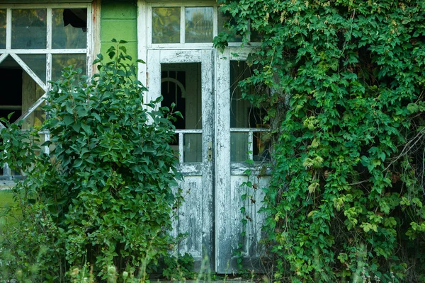 Fațada Casei Abandonate Uşă Veche Din Lemn Zid Vechi Porți — Fotografie, imagine de stoc