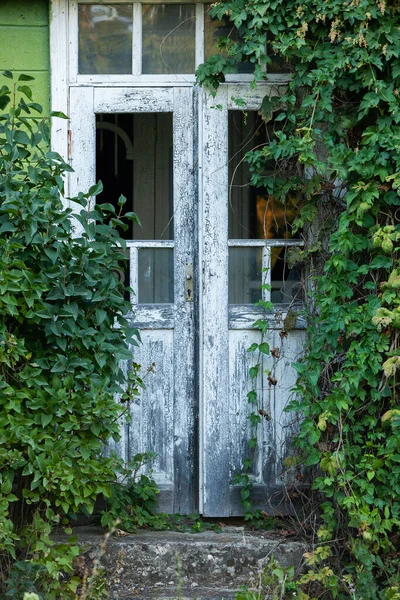 Фасад Заброшенного Дома Старая Деревянная Дверь Старая Стена Большими Винтажными — стоковое фото