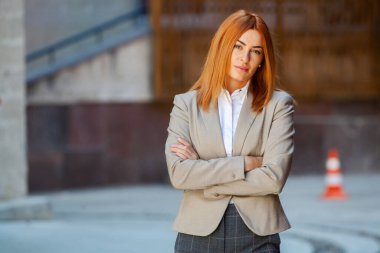 Kendine güvenen bir iş uzmanı. Ofis binasının yakınında başarılı bir profesyonel pozu. Avrupalı kız. Rus iş kadını. Kadın iş adamı konsepti. Başarılı İş Kadının Portresi