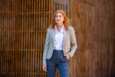 Kendine güvenen bir iş uzmanı. Ofis binasının yakınında başarılı bir profesyonel pozu. Avrupalı kız. Rus iş kadını. Kadın iş adamı konsepti. Başarılı İş Kadının Portresi