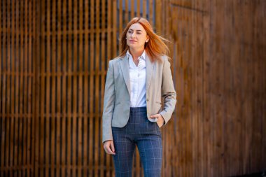 Kendine güvenen bir iş uzmanı. Ofis binasının yakınında başarılı bir profesyonel pozu. Avrupalı kız. Rus iş kadını. Kadın iş adamı konsepti. Başarılı İş Kadının Portresi