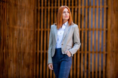 Kendine güvenen bir iş uzmanı. Ofis binasının yakınında başarılı bir profesyonel pozu. Avrupalı kız. Rus iş kadını. Kadın iş adamı konsepti. Başarılı İş Kadının Portresi