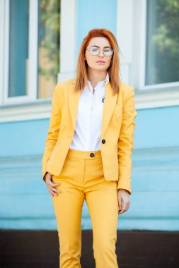 Kendine güvenen bir iş uzmanı. Ofis binasının yakınında başarılı bir profesyonel pozu. Avrupalı kız. Rus iş kadını. Kadın iş adamı konsepti. Başarılı İş Kadının Portresi