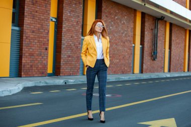 Kendine güvenen bir iş uzmanı. Ofis binasının yakınında başarılı bir profesyonel pozu. Avrupalı kız. Rus iş kadını. Kadın iş adamı konsepti. Başarılı İş Kadının Portresi