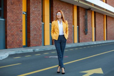 Kendine güvenen bir iş uzmanı. Ofis binasının yakınında başarılı bir profesyonel pozu. Avrupalı kız. Rus iş kadını. Kadın iş adamı konsepti. Başarılı İş Kadının Portresi