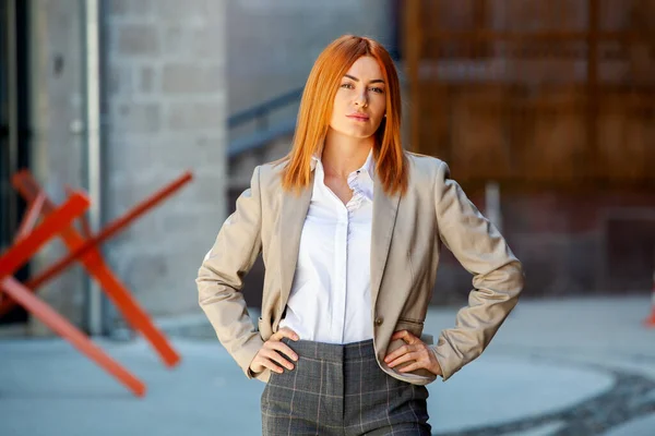 自信のあるビジネスの専門家 オフィスビルの近くでプロのポーズを成功させました ヨーロッパ人の女の子 ロシア人のビジネス女性 女性ビジネスリーダーの概念 成功したビジネスウーマンの肖像 — ストック写真
