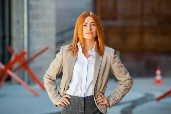 Esperto Affari Felice Successo Professionale Posa Vicino Edificio Uffici Ragazza — Foto Stock