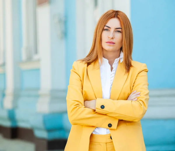 Esperto Affari Felice Successo Professionale Posa Vicino Edificio Uffici Ragazza — Foto Stock