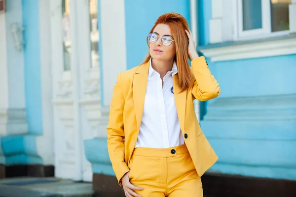 Especialista Negócios Confiante Feliz Sucesso Profissional Posando Perto Prédio Escritórios — Fotografia de Stock