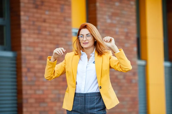 Experto Negocios Seguro Feliz Éxito Profesional Posando Cerca Del Edificio — Foto de Stock