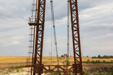 Eski demir işlevsiz asma köprü, kurumuş nehir manzarası üzerinde. Moldova 'daki eski yaya köprüsü. 
