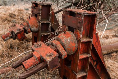 Eski demir işlevsiz asma köprü, kurumuş nehir manzarası üzerinde. Moldova 'daki eski yaya köprüsü. 