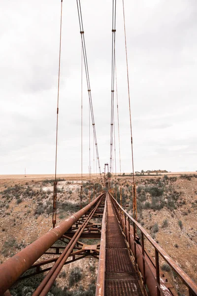 Старый Железный Неработающий Подвесной Мост Через Высохший Вид Реку Старый — стоковое фото
