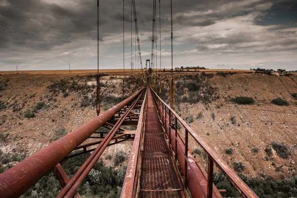 Alte Nicht Funktionierende Hängebrücke Aus Eisen Über Eine Ausgetrocknete Flussseite — Stockfoto