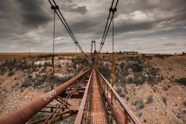 Alte Nicht Funktionierende Hängebrücke Aus Eisen Über Eine Ausgetrocknete Flussseite — Stockfoto