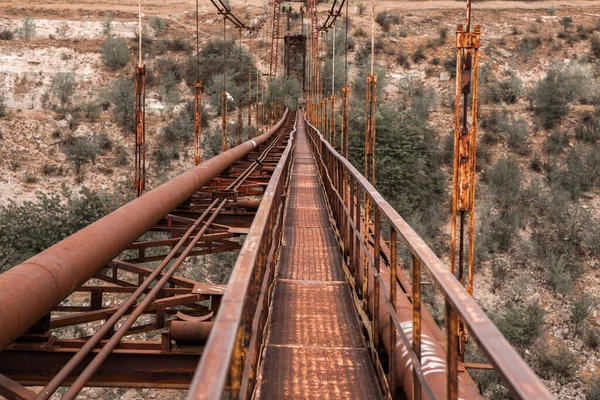 Alte Nicht Funktionierende Hängebrücke Aus Eisen Über Eine Ausgetrocknete Flussseite — Stockfoto
