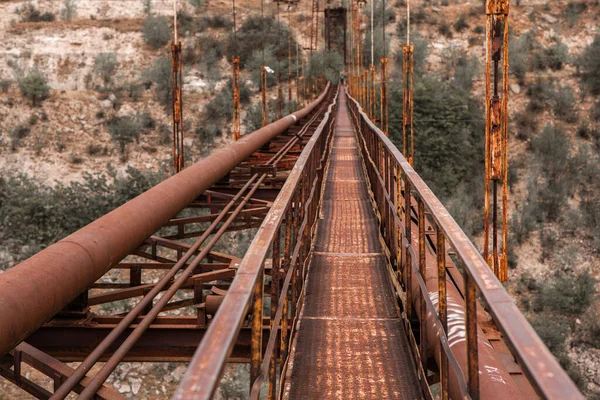 Ponte Suspensa Velha Ferro Não Funcionamento Sobre Uma Vista Lateral — Fotografia de Stock