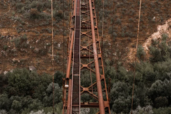 Ponte Suspensa Velha Ferro Não Funcionamento Sobre Uma Vista Lateral — Fotografia de Stock