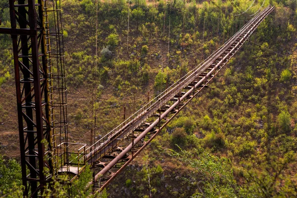 Alte Nicht Funktionierende Hängebrücke Aus Eisen Über Eine Ausgetrocknete Flussseite — Stockfoto