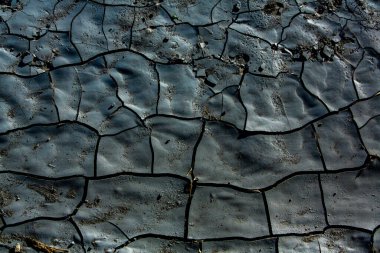 Kuraklık, toprak çatlıyor, sıcak su yok. Kurak bölgelerde kuru toprak.