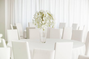 Boş restoranın lüks iç mimarisi. Boş sandalye ve oda içi fotoğraf. Beyaz restoranın içi..