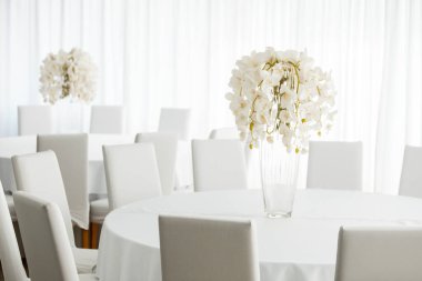 Boş restoranın lüks iç mimarisi. Boş sandalye ve oda içi fotoğraf. Beyaz restoranın içi..