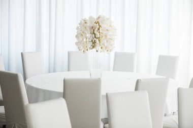 Boş restoranın lüks iç mimarisi. Boş sandalye ve oda içi fotoğraf. Beyaz restoranın içi..