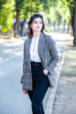 Modern beyaz gömlek giyen fotoğrafçı kadın. Şehir caddesinde bir portre. Genç ve çekici bir bayan. Rus kız..