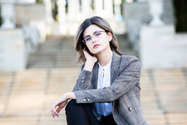 Zarif bir iş kadınının portresi. Doğal güzellik. Uzun, sağlıklı kıvırcık saçlı ve açık tenli sarışın kadın..