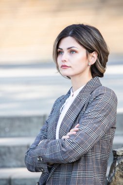 Zarif bir iş kadınının portresi. Doğal güzellik. Uzun, sağlıklı kıvırcık saçlı ve açık tenli sarışın kadın..