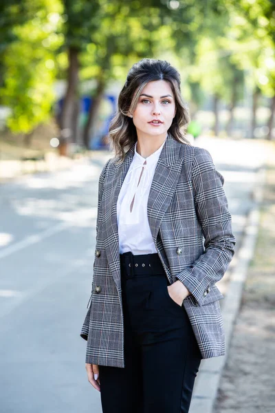 Mujer Foto Negocios Con Camisa Blanca Moderna Retrato Calle Ciudad —  Fotos de Stock