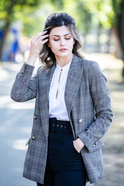 Mujer Foto Negocios Con Camisa Blanca Moderna Retrato Calle Ciudad — Foto de Stock